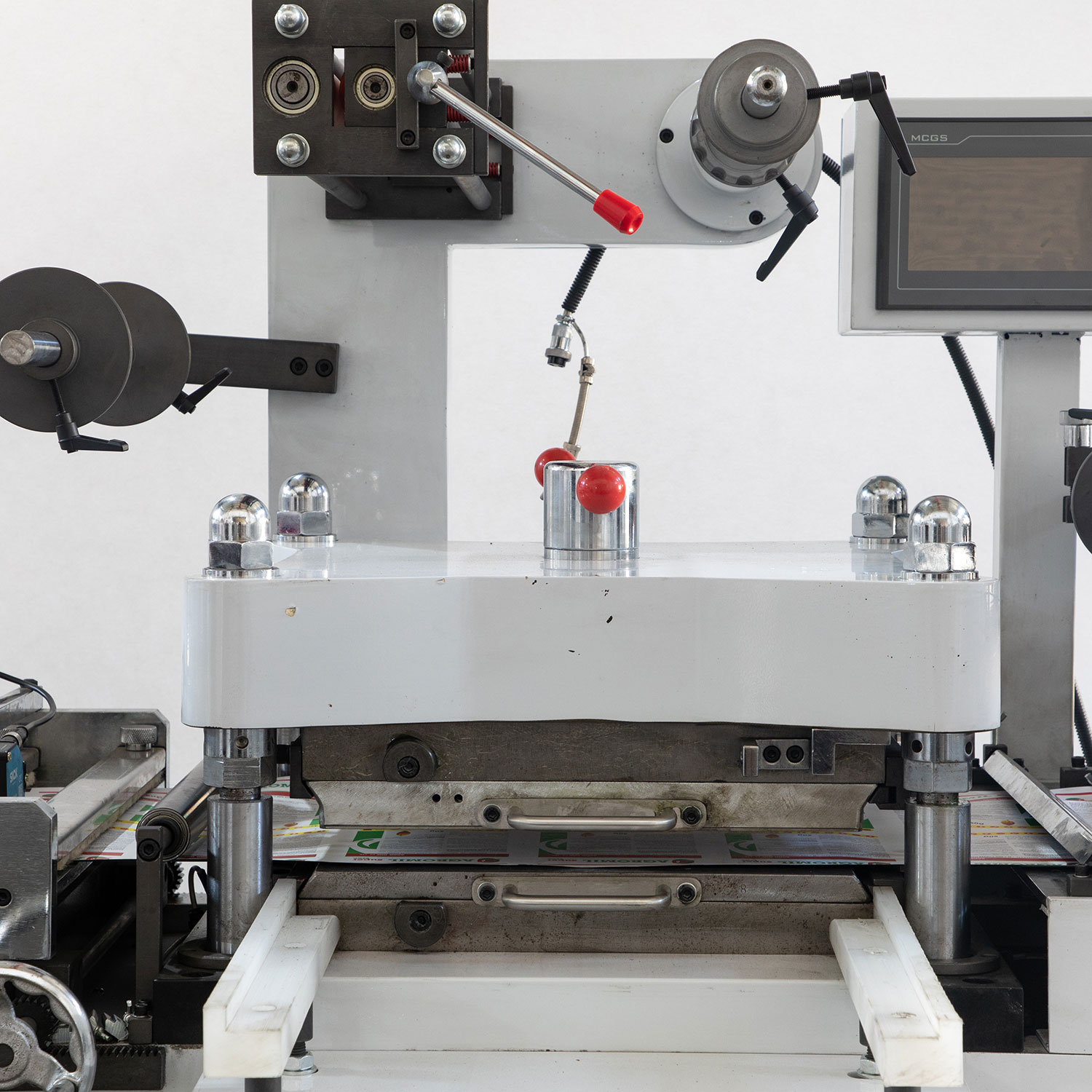  <span style="color:#ffffff;">M&aacute;quina de corte e vinco plana</span> 